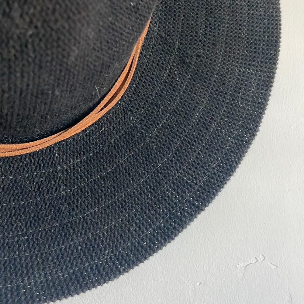 Urban Outfitters Black Hat with Brown Band - Picture 4 of 5